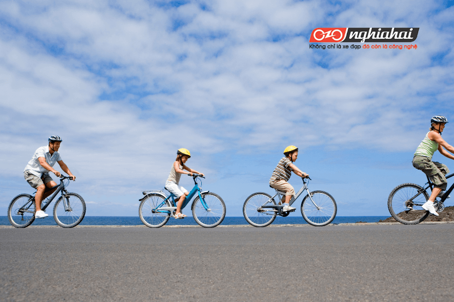 Hình ảnh gia đình cùng nhau đạp xe thường xuyên luyện tập sức khỏe